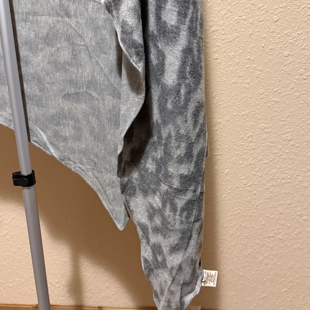 Gray & White Leopard print shawl scarf wrap by Mystree feels like cashmere soft - Picture 8 of 11
